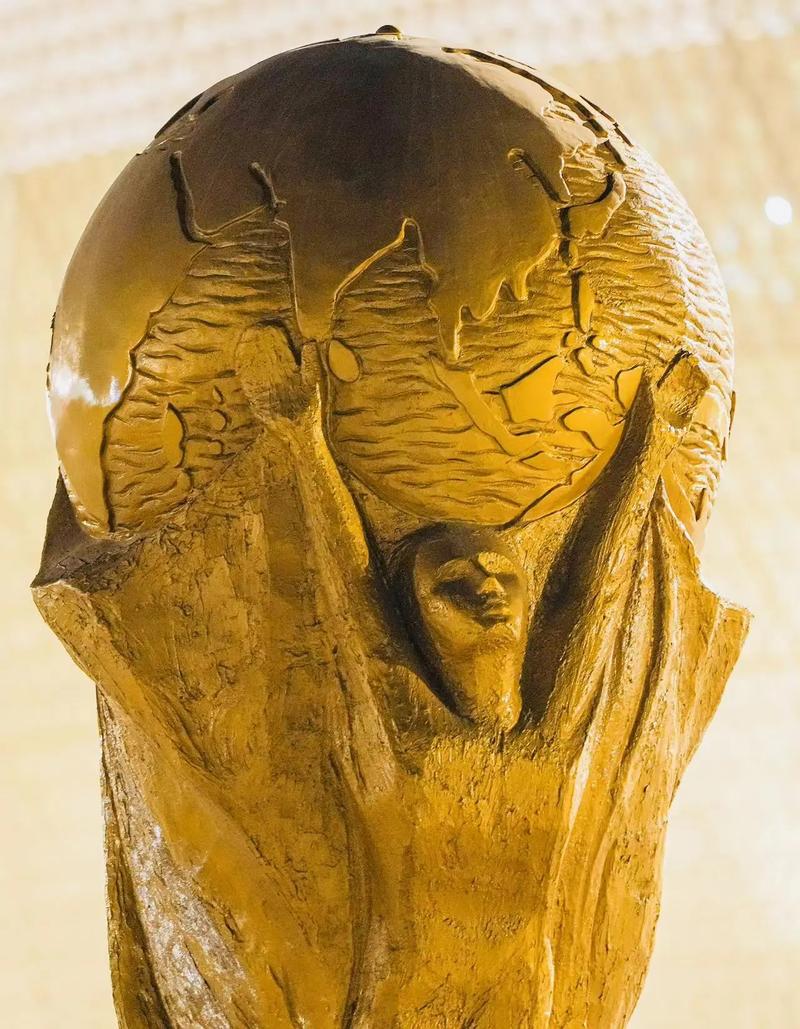 资深彩民使用足彩分析工具进行专业数据研究